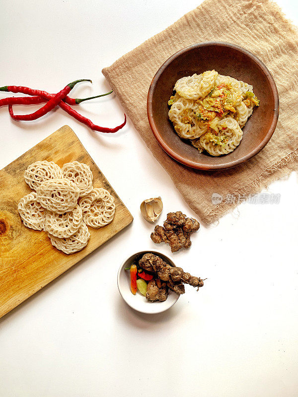 Seblak Viral Mamang Rapael，用辣椒，大蒜和Cikur芳香姜炒生饼干。塞布莱克·科贝克·拉斐尔。印尼传统的辛辣可口的食物